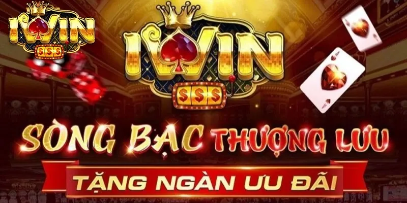 Sân quần vợt với vợt và bóng